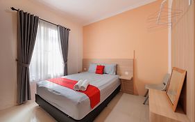 RedDoorz near Siloam Karawaci 3